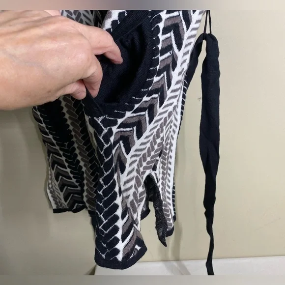Isaac Mizrahi Live Black and White Chevron Design Tie Close Cardigan M NWT - Picture 4 of 5